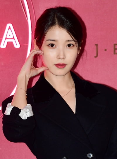 [TEN 포토] 아이유 '당길수록 빛이나 '