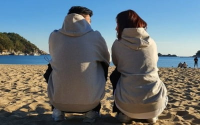 조예영 "이렇게 서로만"·♥한정민 "내 옆에 예영이만"…쪼그려 앉은 뒷모습에도 사랑 가득