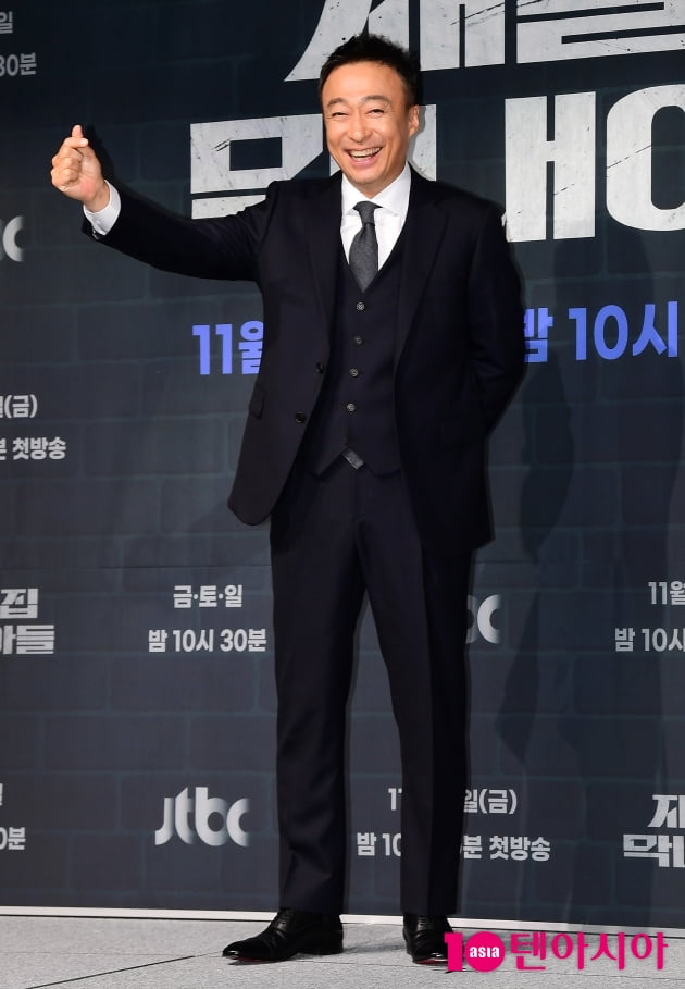 [TEN 포토] 이성민 '하트 드려요'