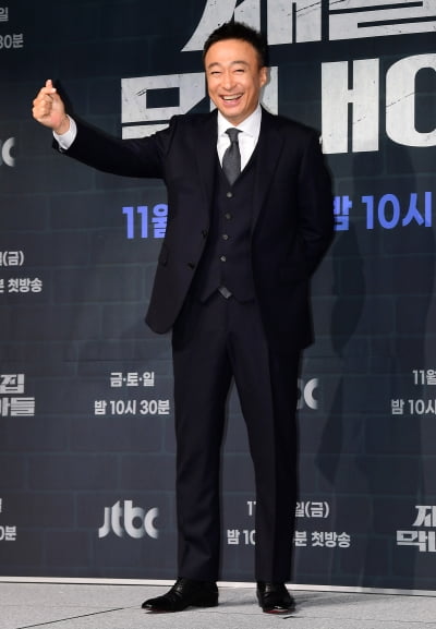 [TEN 포토] 이성민 '하트 드려요'