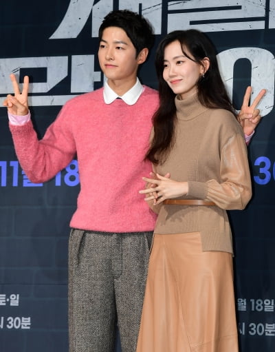 [TEN 포토] 신현빈-송중기 '다정한 커플'