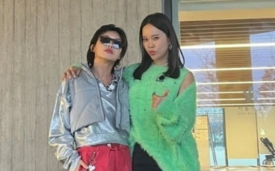 백지영, 검은 망사 스타킹 입고 댄서 아이키와 한컷