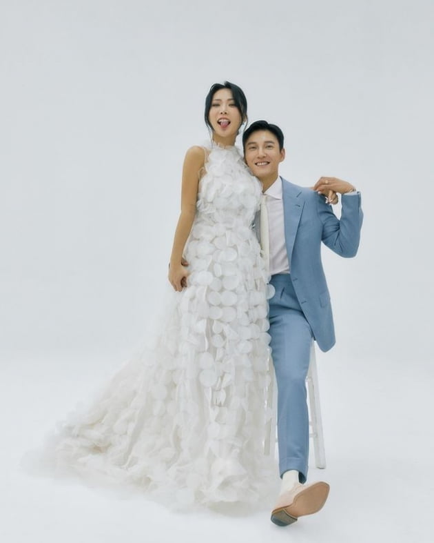허니제이, 1살 연하 ♥정담과 결혼…왼 팔 타투 드러낸 웨딩 화보 힙하네
