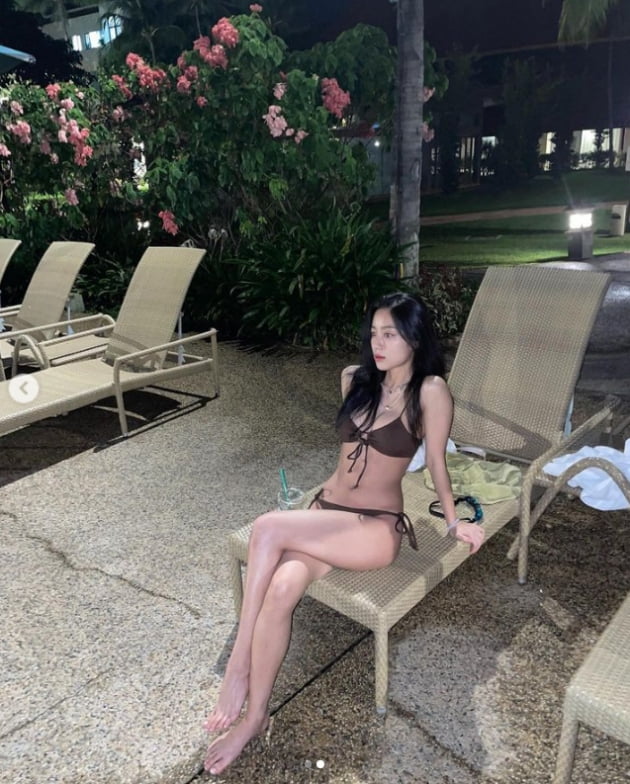 강민아, 비키니로 드러난 치명적인 S 라인...빈틈없는 몸매
