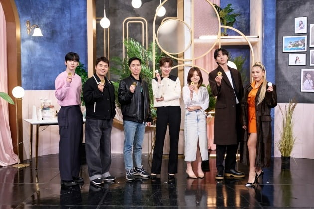 18일 티빙 오리지널 '러브캐처 인 발리'의 온라인 제작발표회가 열렸다. 김요한, 전현무, 정민석 PD, 장도연, 김은미 PD, 주우재, 가비. / 사진제공=티빙