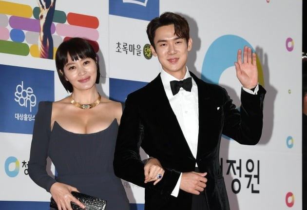 [공식] 김혜수·유연석, 5년 연속 청룡영화상 MC 호흡 "감동·기쁨 축제되길"