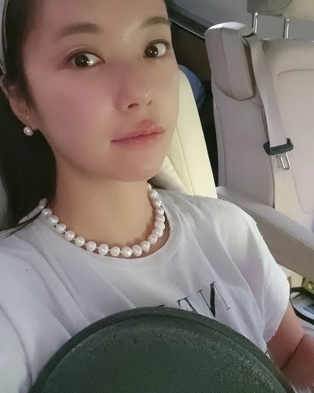 황정음, 52kg 목표라더니 여배우 다이어트 성공? 매끈 피부+진주 자랑