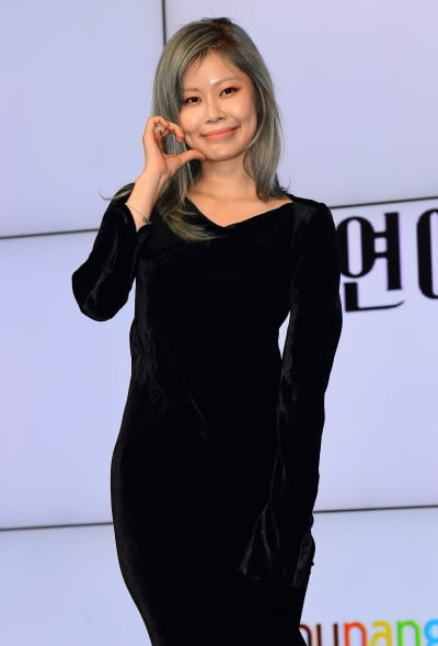 [TEN포토] 안아름 '보조개 볼하트'