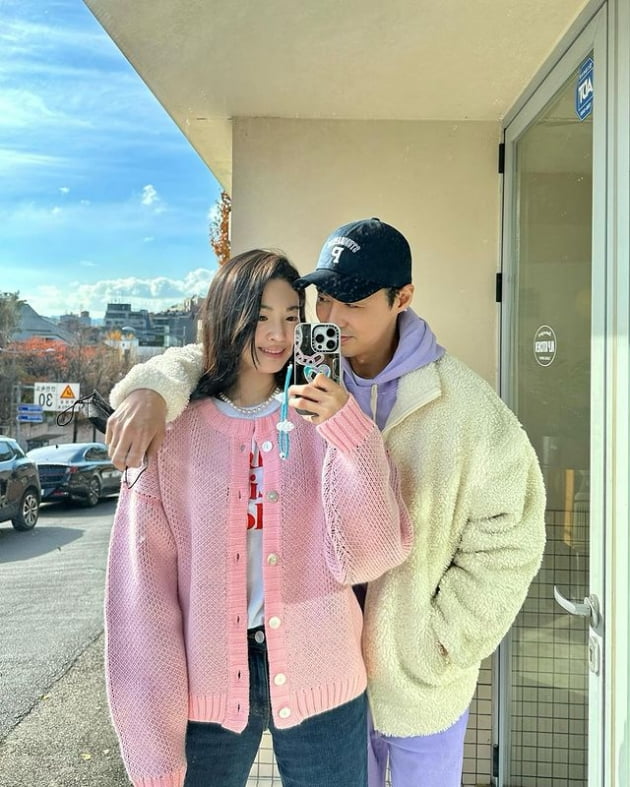 류이서, ♥전진과 알록달록 데이트 룩…찰싹 붙어 있어 덥겠네