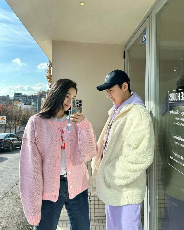 류이서, ♥전진과 알록달록 데이트 룩…찰싹 붙어 있어 덥겠네
