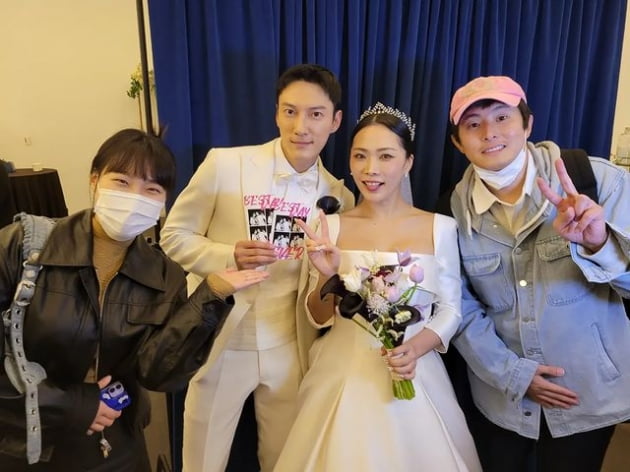 기안84, 청재킷+모자 입고 허니제이 결혼식 참석 "사랑·번영 가득하길"