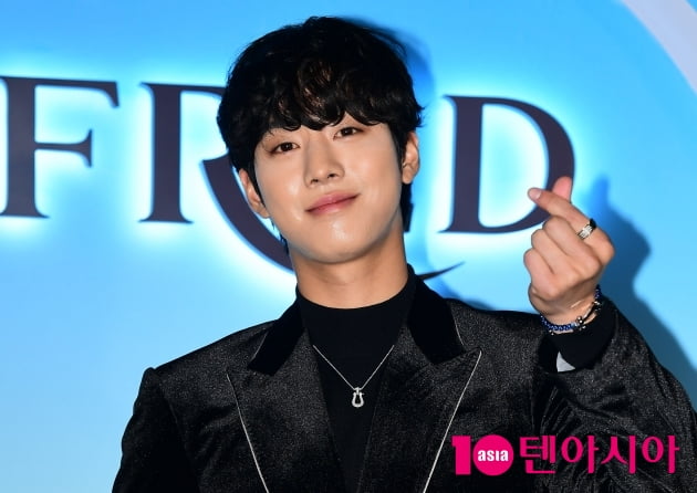 [TEN 포토] 안효섭 '여심 사로잡는 하트'