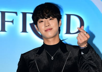 [TEN 포토] 안효섭 '여심 사로잡는 하트'