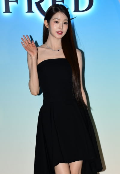 [TEN 포토] 장원영 '손인사 하는 인형'
