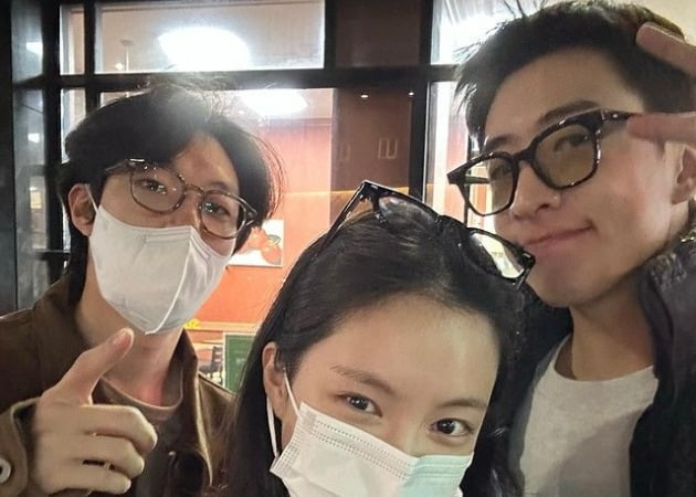 류준열, 손나은과 유수빈 연극 관람…'인간실격' 인연 재회