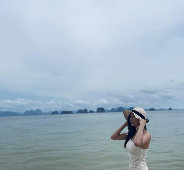 김사랑, 45세 믿기지 않네…볼륨감 넘치는 롱다리 수영복 자태