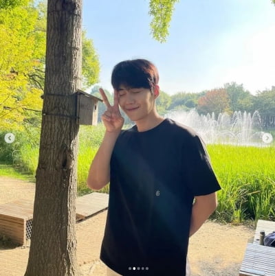 김선호, 보조개 미소로 여심저격...오늘도 멋짐