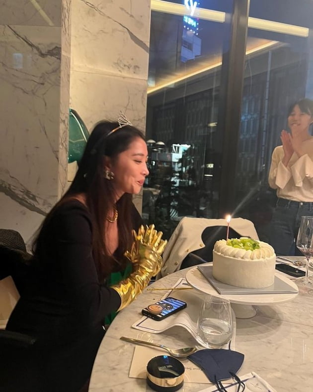 오윤아, 이민정→한지혜에 명품 P사 선물 받았다…시상식 뺨치는 생일 파티