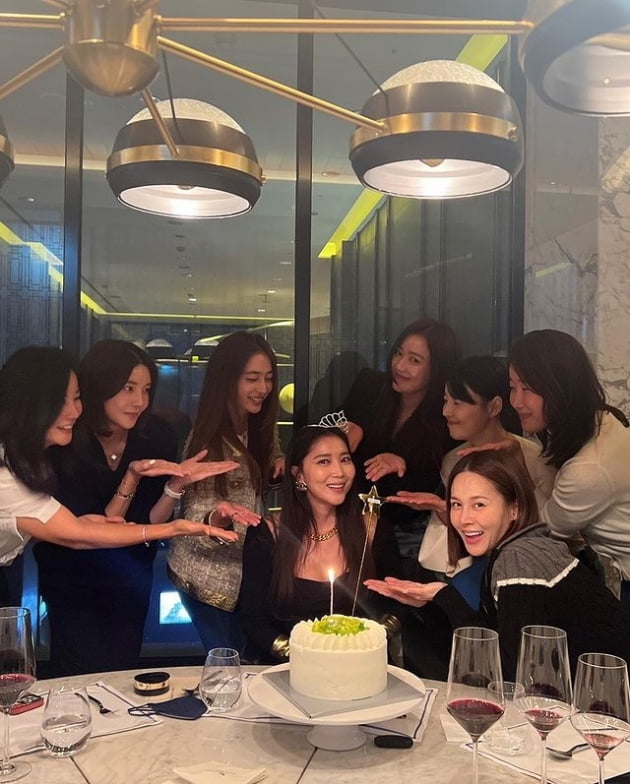 오윤아, 이민정→한지혜에 명품 P사 선물 받았다…시상식 뺨치는 생일 파티