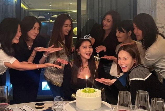 오윤아, 이민정→한지혜에 명품 P사 선물 받았다…시상식 뺨치는 생일 파티