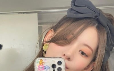 사쿠라, 동화 속 '공주님 비주얼'…러블리한 '거울 셀카' 여신