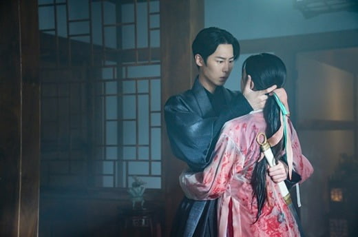 괴물 잡는 이재욱, 기억 잃은 고윤정과 강렬 스킨십('환혼: 빛과 그림자')