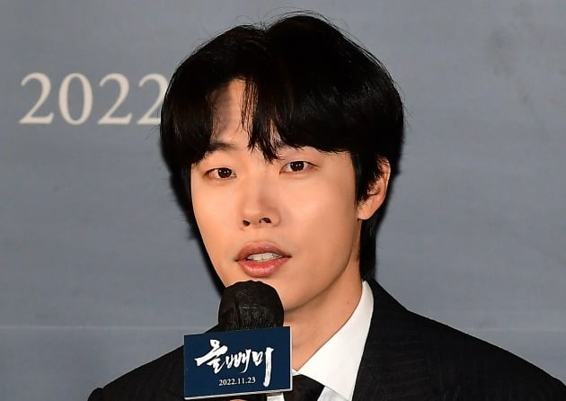 '시력 1.5' 류준열, 맹인 침술사 되더니…아직도 돌아오지 않는 초점[TEN스타필드]