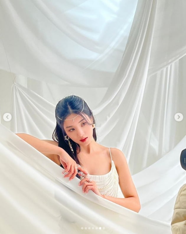 권은비, 뻥 뚫린 뒤태...미모 성수기