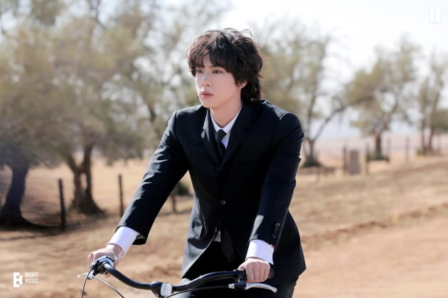 방탄소년단 진, ‘디 애스트로넛(The Astronaut)’ 뮤직비디오 현장 스케치 공개
