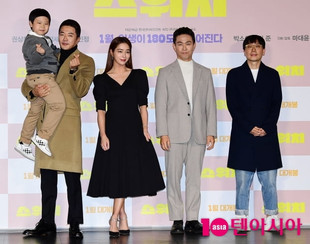 [TEN 포토] 김준-권상우-이민정-오정세-마대윤 감독 '영화 '스위치' 주역들'