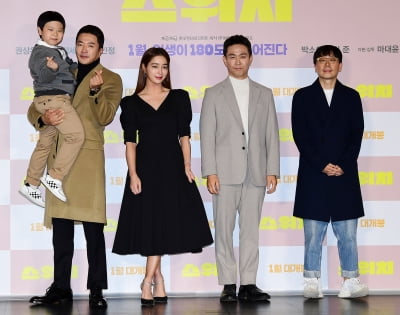 [TEN 포토] 김준-권상우-이민정-오정세-마대윤 감독 '영화 '스위치' 주역들'