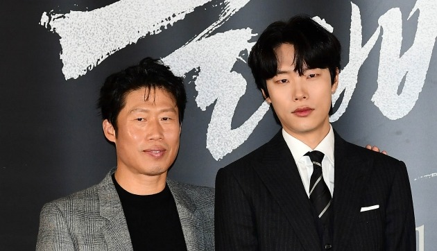 [종합] 류준열 "'세 번째 호흡' 유해진…마음 깊은 곳서 우러난 이야기에 감격"('씨네타운')