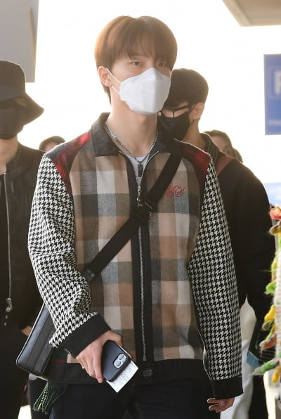 [TEN 포토] 세븐틴 디노 '부드러운 시선'