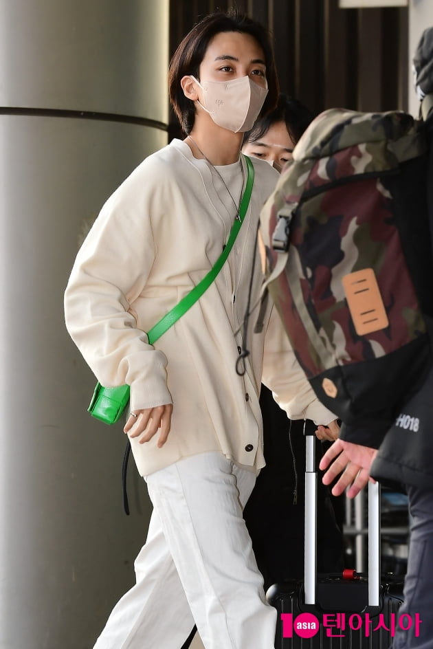 [TEN 포토] 세븐틴 정한 '화보같은 출국길'
