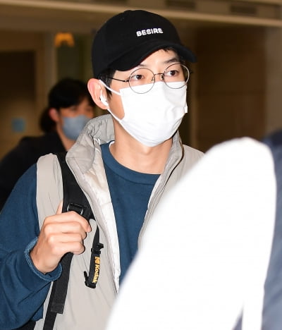 [TEN 포토] 송중기 '입국장 안에서도 연예인 포스'