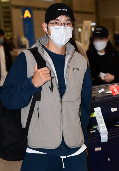 [TEN 포토] 송중기 '에미상 시상식 마치고 입국'