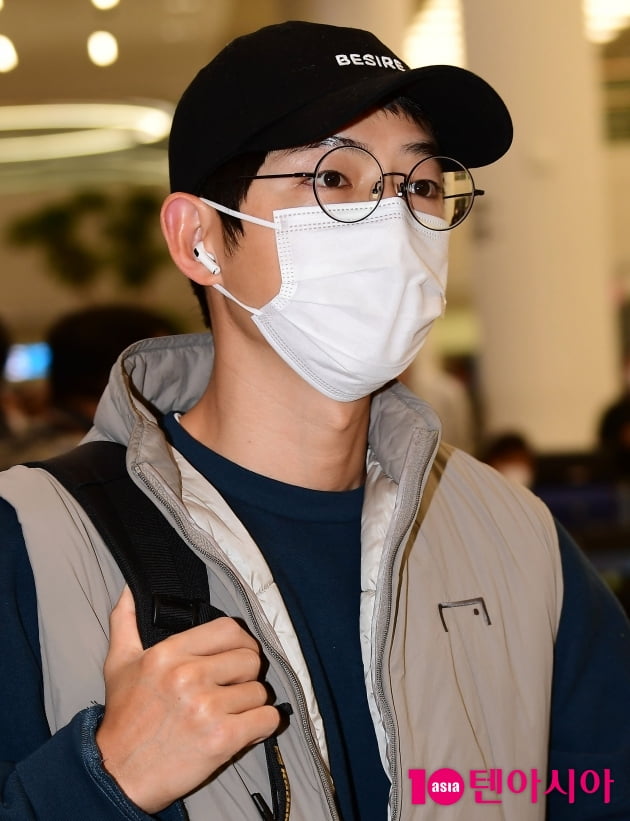 [TEN 포토] 송중기 '마스크 넘어 잘생김'