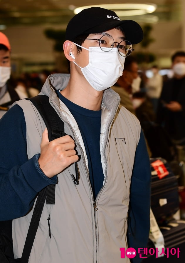 [TEN 포토] 송중기 '눈빛 하나로 팬심올킬'