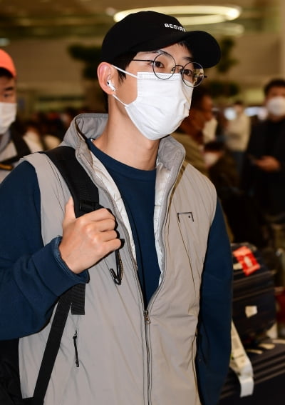 [TEN 포토] 송중기 '눈빛 하나로 팬심올킬'