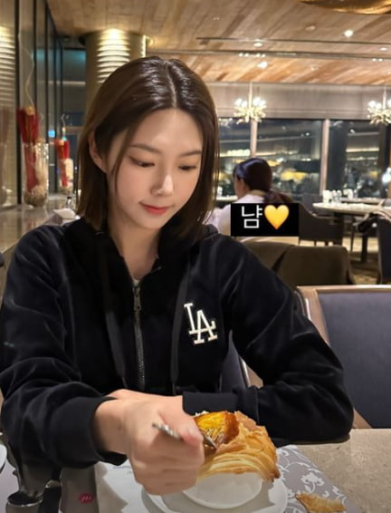 '김태이♥' 박나언, 폭풍 빵 먹방…"냠♥"