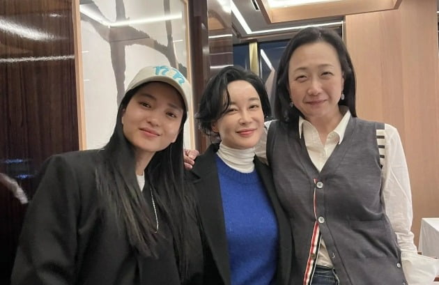 김혜은, 김태리·'파친코' 작가 사이에…송윤아 "네가 진정한 워너비"