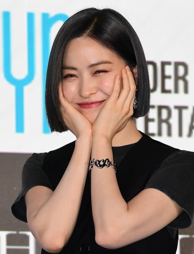 [TEN 포토] 있지 류진 '빵터진 꽃 한송이'