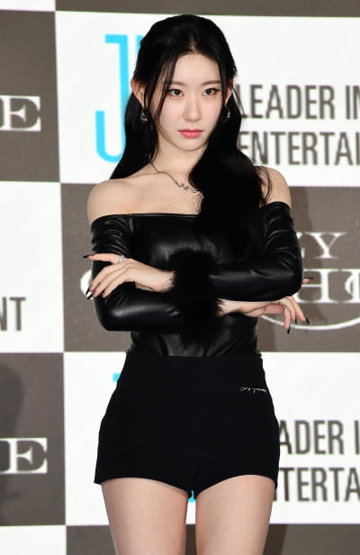 [TEN 포토] 있지 채령 '오프숄더로 섹시하게'