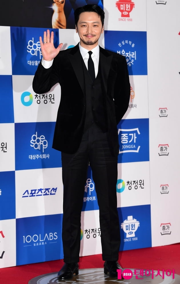 [TEN 포토] 변요한 '손 인사도 멋지게~'