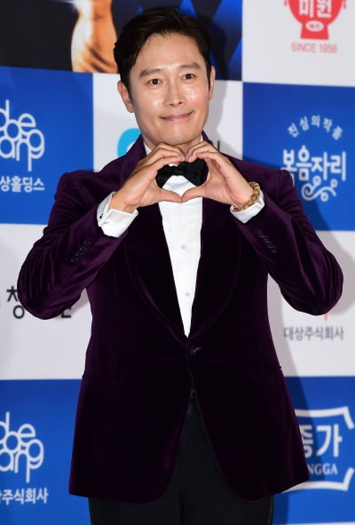 [TEN 포토] 이병헌 '♥이민정에게 보내는 하트'