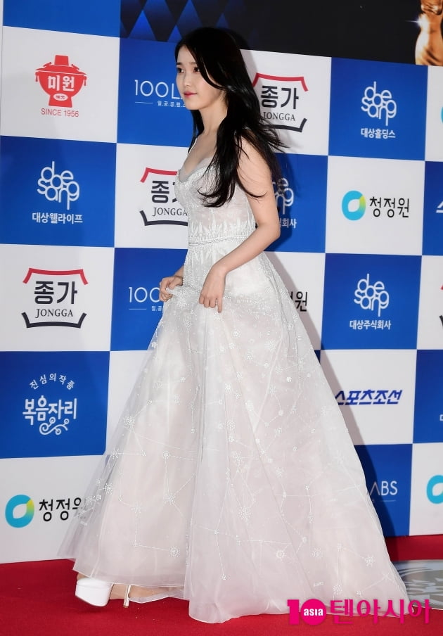 [TEN 포토] 아이유 '배우로 우아한 발걸음'