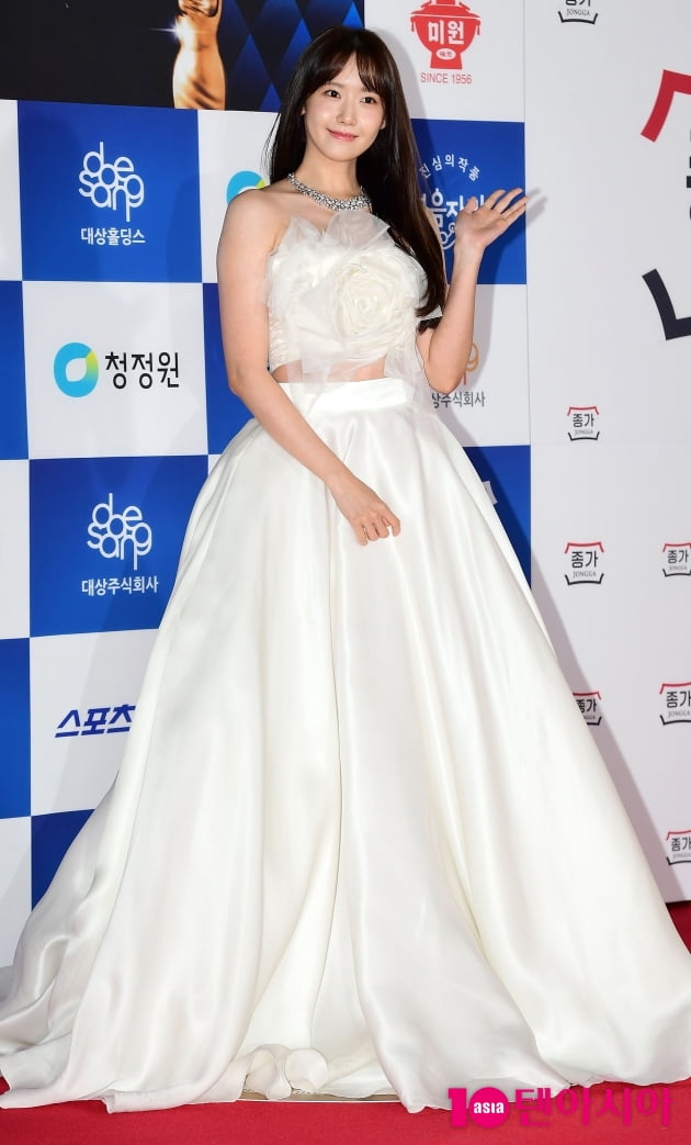 [TEN 포토] 윤아 '꽃 기죽이는 아름다움'