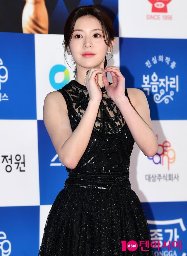 [TEN 포토] 고윤정 '추위 녹이는 하트'