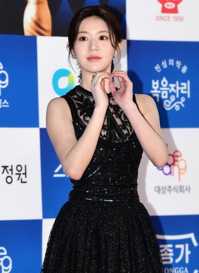 [TEN 포토] 고윤정 '추위 녹이는 하트'