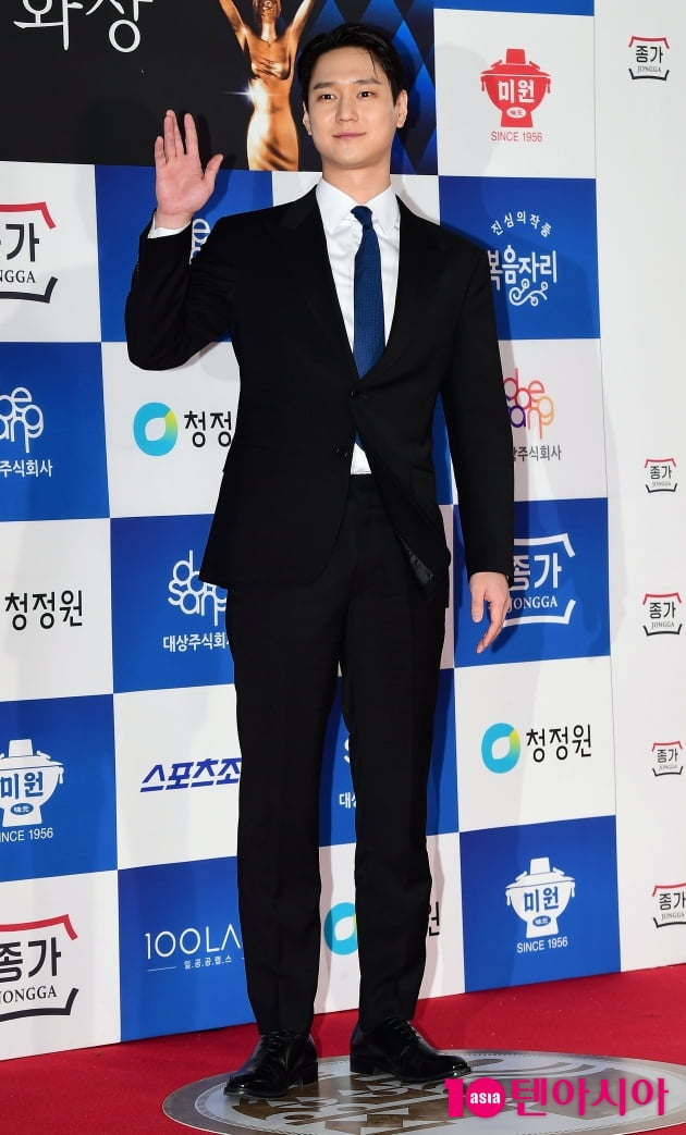 [TEN 포토] 고경표 '훈훈한 인사'